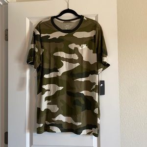 Nike Men's Camouflage T-Shirt - Green